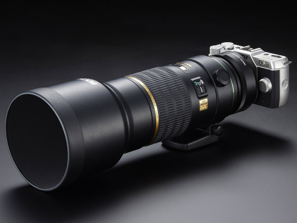 ASCII.jp：100色から選び放題の手乗り一眼「PENTAX Q10」