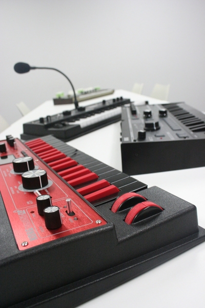 ASCII.jp：あの会社のシンセサイザーは10年経ってもまだ売れている (1/5)