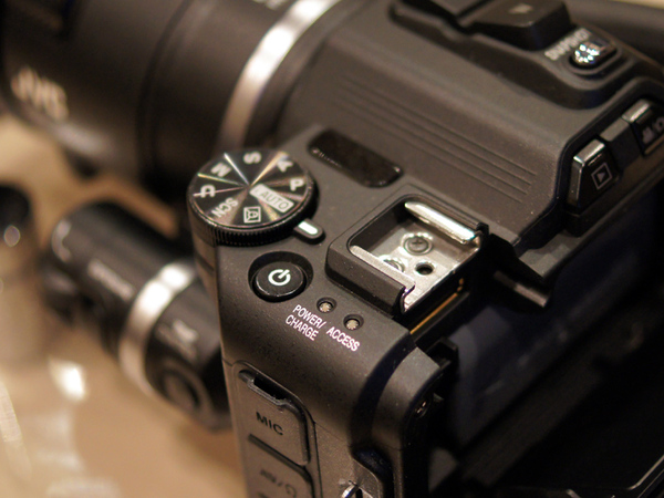 ASCII.jp：“ネオ一眼”っぽいけどビデオカメラ！ JVC「GC-P100」