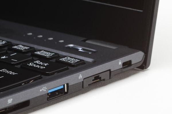 ASCII.jp：最軽量モバイル「LIFEBOOK WU2/B3」レビュー - デザイン