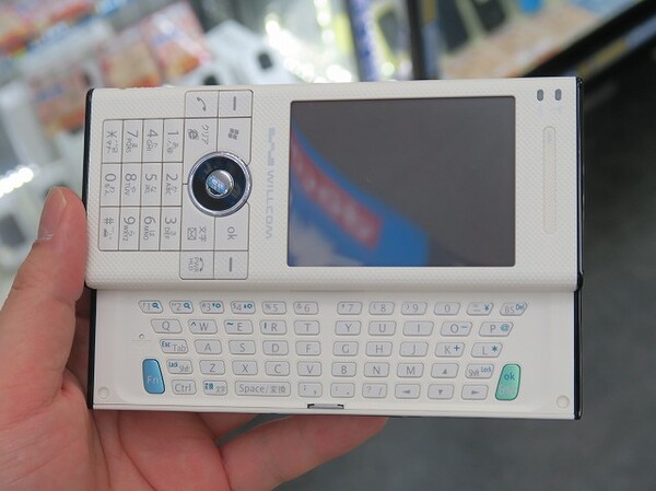 ASCII.jp：どこから出てきた!? 未使用の「W-ZERO3 [es]」がアキバで販売中