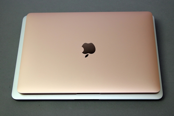 ASCII.jp：アップル「MacBook Air」のゴールドは見た目麗しく触り心地