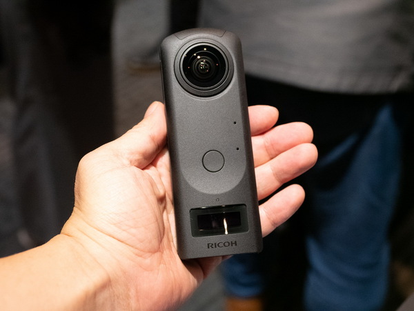 ASCII.jp：リコーが全天周カメラの高画質モデル「THETA Z1」=発表会