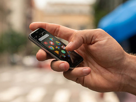 ASCII.jp：超小型手のひらサイズの防水スマホ「Palm Phone」が国内導入！