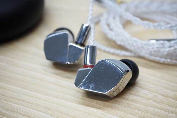 ASCII.jp：世界初、本物のベリリウム振動板を採用したfinal A8000 (2/4)