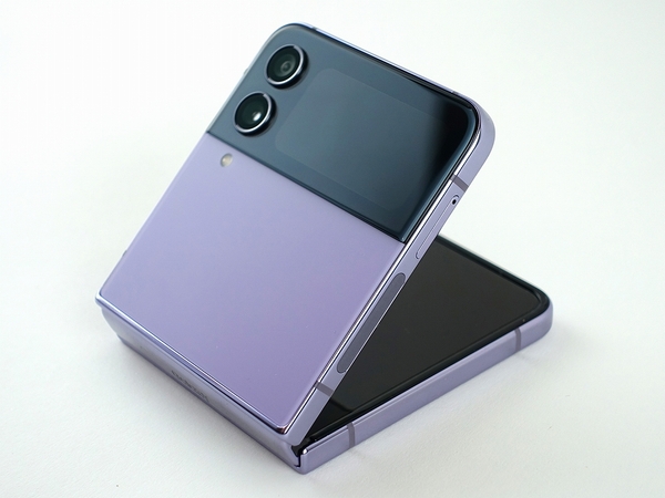 ASCII.jp：手のひらに収まる縦折り大画面スマホ「Galaxy Z Flip4」国内