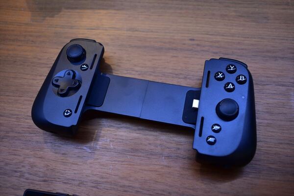 ASCII.jp：薄すぎるレバーレスアケコン「Razer Kitsune」も！Razer新