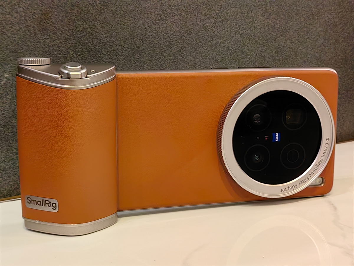 vivoのカメラフォン「X100 Ultra」はカメラグリップでコンデジに変身