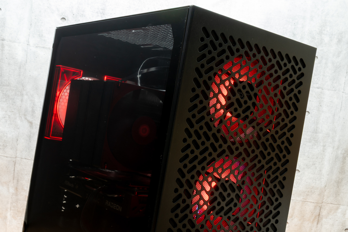 ASRockマザーで手堅く組む！ 光り輝くコンパクトゲーミングPCの自信作