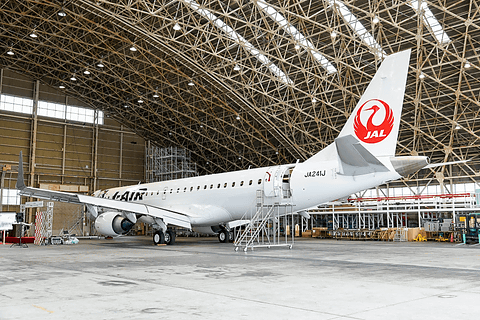J-AIR、全席ACコンセント装備の新鋭機「エンブラエル 190型機」の
