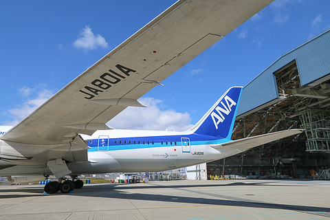 ANA、ボーイング 787-8初号機「JA801A」が光輝く通常塗装となって
