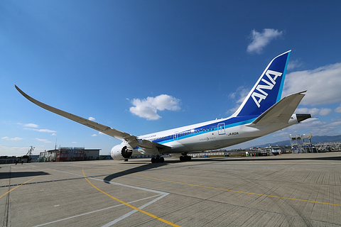 ANA、ボーイング 787-8初号機「JA801A」が光輝く通常塗装となって