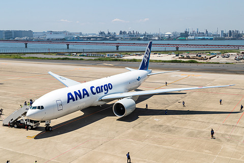 ANA、日本初導入の輸送機ボーイング 777F型機公開。輸送管理者のシート