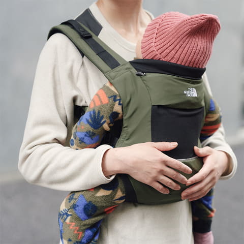 THE NORTH FACE、抱っこ紐「Baby Compact Carrier」。野外活動で子供を