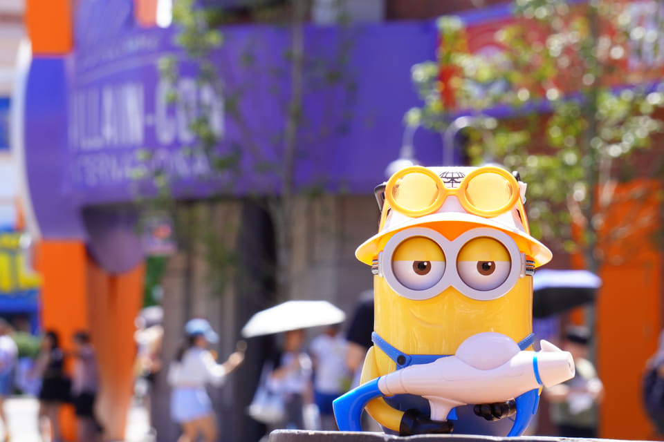 USJ「ミニオン」新作ポップコーンバケツを手に入れた！ 光線銃を構えて