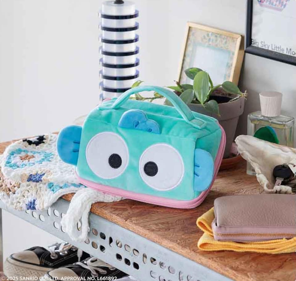 宝島社、「ハンギョドン」の口が180度ガバッと開くポーチ。セブン限定