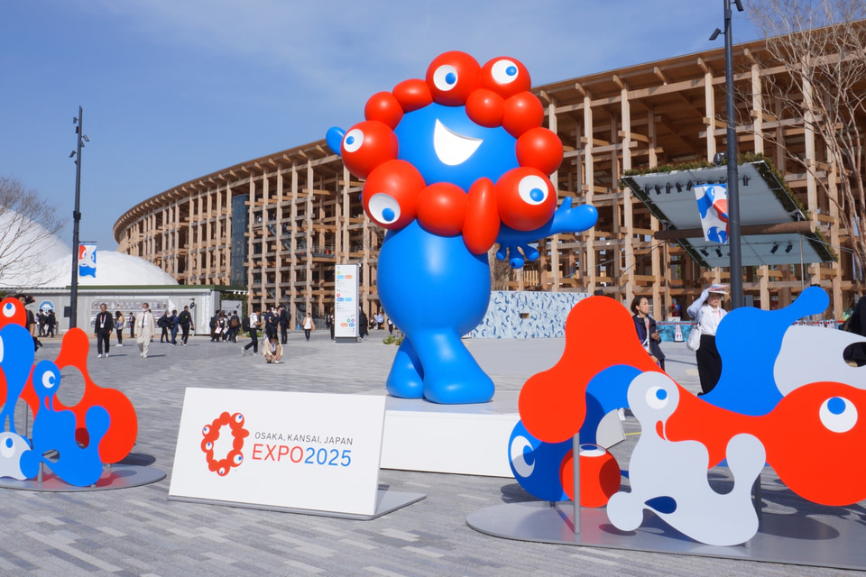 万博・東西ゲートのミャクミャク像が1/150サイズのフィギュアに！ こ