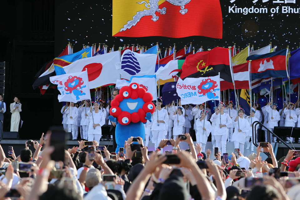 ミャクミャクがアバンギャルディと踊りまくる！ 万博閉幕日フラッグ