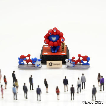 黒ミャクミャクぬいぐるみ、万博会場内ストア限定で新登場。お手玉風