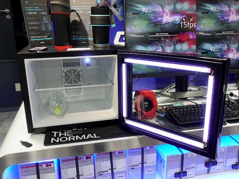 冷蔵庫も七色に輝く時代に、LED内蔵の「ゲーミング冷蔵庫」が発売