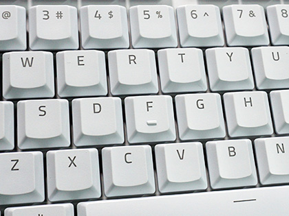 光学スイッチ搭載の薄型キーボード「Razer DeathStalker V2 Pro