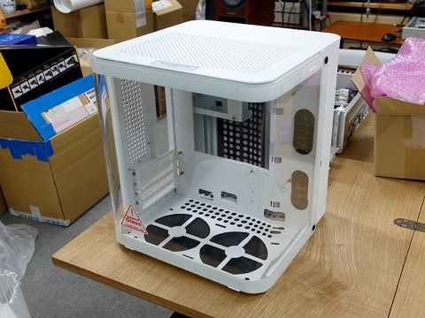 ケース内がよく見える曲面ガラス採用のPCケース「JONSBO TK-1 White