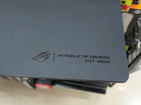 ASUS ROGブランド初の強化ガラス製大判マウスパッド「ROG Moonstone