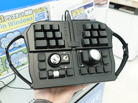 両手で握って操作できるキーボード「GrabShell」が発売、トラック