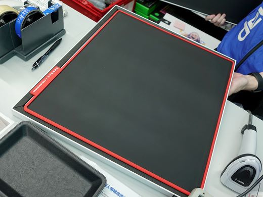 ド派手な全面イラストプリントのガラス製マウスパッド「AXGamingPunk