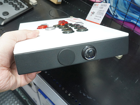 ネジ式ボタンやCherry MXスイッチ採用のレバーレスアケコン「FightBox