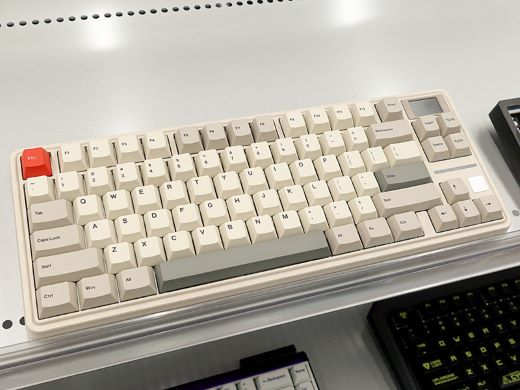 ミニ液晶搭載/スペースバー分割対応の80%ラピットトリガーキーボード