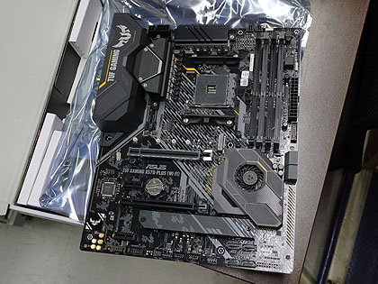 AMDの最新チップセット「X570」マザーが一斉に発売、冷却ファン搭載に