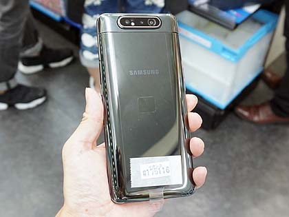 背面カメラがくるっと回転する6.7型スマホ「Galaxy A80」が入荷