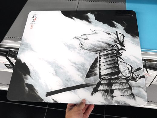 AIM1のガラスマウスパッド「叢雲」にイラストレーターコラボモデル