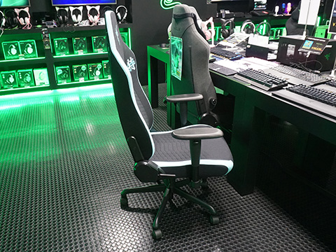 Razer製ゲーミングチェア「Iskur V2 X」の『ゼンゼロ』星見雅コラボ