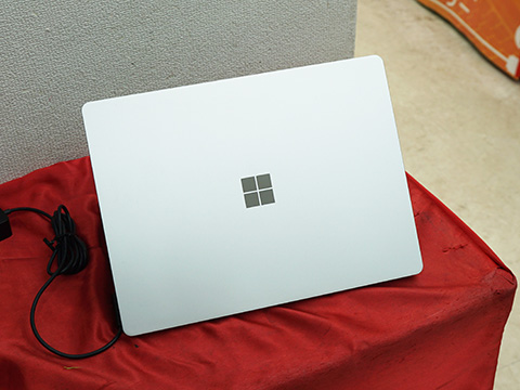 Core i5-1035G1搭載の12.4型「Surface Laptop Go」が29,800円！中古
