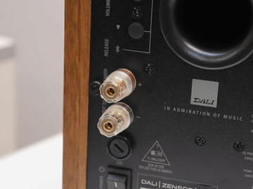 DALIの人気スピーカー「ZENSOR」が、アクティブスピーカーに。光入力や