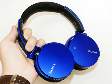 30時間再生できるソニー新重低音Bluetoothヘッドフォン。スポーツ