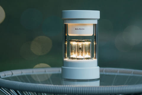 歌うように光る”バルミューダのスピーカーに、限定ホワイト - AV Watch