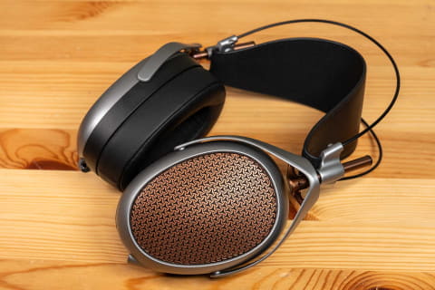 105 AER」と「POET」で“ヘッドフォン沼”に引きずり込まれた。Meze