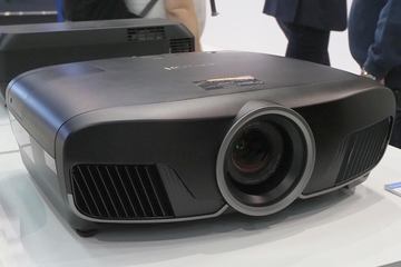 エプソン、4K/18Gbps/HLG対応プロジェクタ「TW8400」。約30万円 - AV Watch