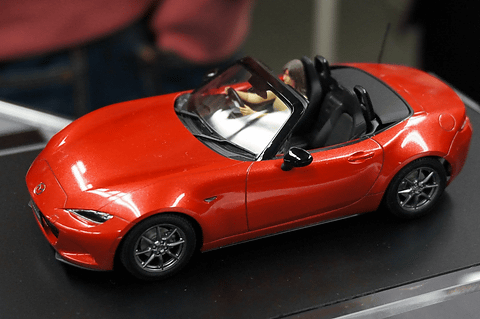 タミヤ「1/24 マツダロードスター」発売記念イベントに実車の