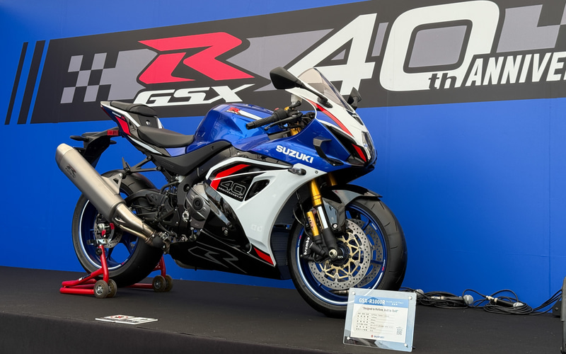 スズキ、鈴鹿8耐で「GSX-R1000R」世界初展示 「GSX-8TT」「GSX-8T」の