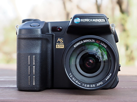 オールドデジカメの凱旋：コニカミノルタ「DiMAGE A2」（2004年