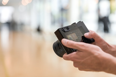 Lightroom内蔵カメラ「ZEISS ZX1」が海外で発売に - デジカメ Watch