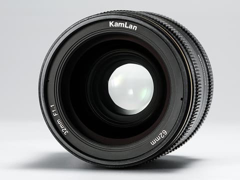 KAMLAN、APS-C対応の大口径MFレンズ「KL 32mm F1.1」 - デジカメ Watch