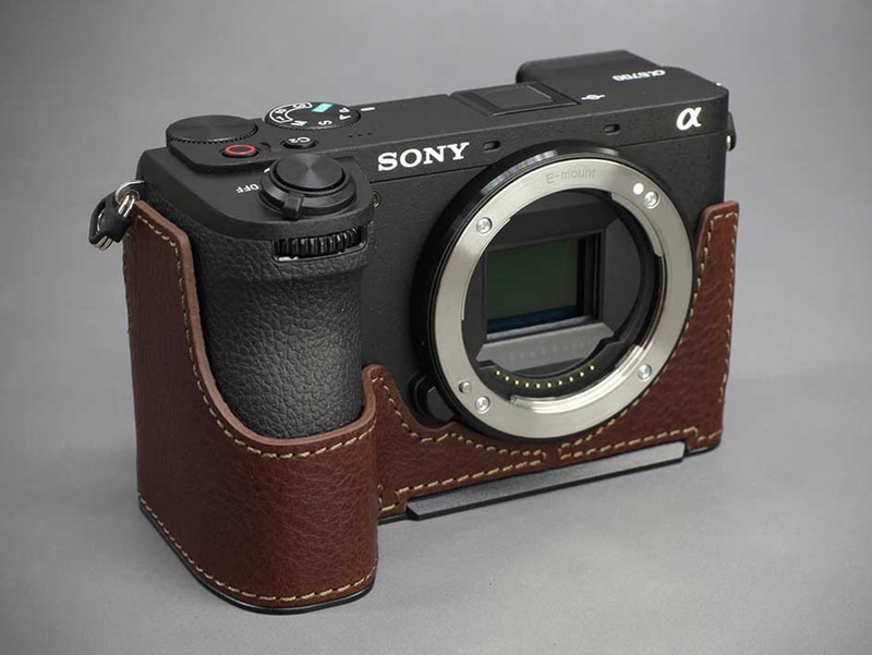 α6700用のイタリアンレザー製ボディケース。ブラックとブラウンの2色
