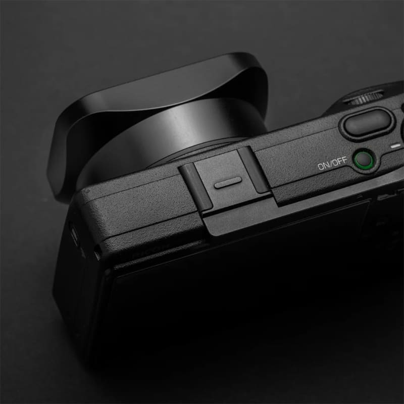 RICOH GR III/IIIx専用の金属製角型フード＆サムレスト - デジカメ Watch