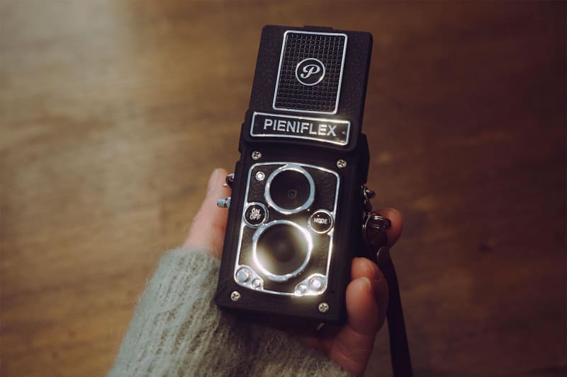 折りたたみフードを備えた「二眼レフ風トイカメラ」 - デジカメ Watch