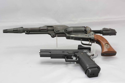 夢が叶った！ 「銀河鉄道999」に登場する戦士の銃の“本物”を手にした